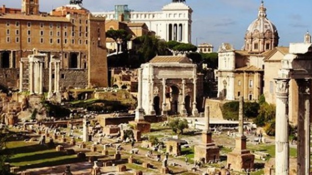 RMF Extra: Znowu można podziwiać oświetlony rzymski Palatyn - wzgórze przez 13 lat było pogrążone w ciemnościach!