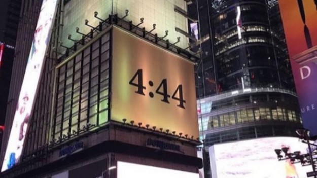 RMF Extra: 4:44. O co chodzi z tajemniczymi billboardami?