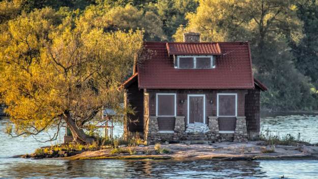 RMF Extra: Najmniejsza zamieszkana wyspa świata. Zmieścił się na niej tylko dom i jedno drzewo