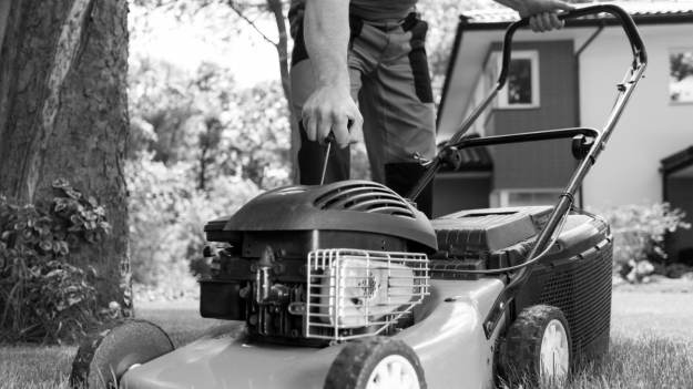 RMF Extra: Rodzinna tragedia w ogrodzie. Ojciec przejechał kosiarką 3-letnie dziecko