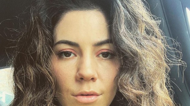 RMF Extra: Marina Diamandis nie wstydzi się siwych włosów. Piosenkarka zaapelowała do fanów