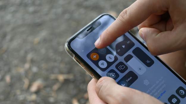 Dlaczego warto już teraz włączyć tryb samolotowy..