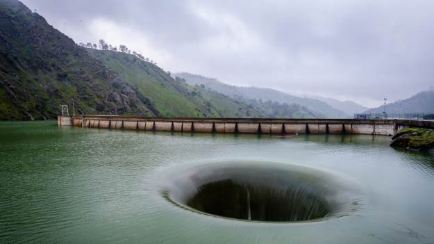 RMF Extra: Nazywają to "portalem do piekła". Kiedyś zginęła tam kobieta. Wyrwa w jeziorze wygląda jak nie z tego świata [FOTO] 