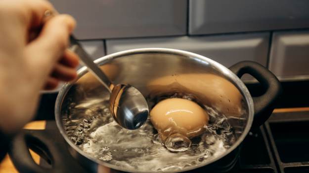 RMF Extra: Wlej łyżeczkę do wody z jajkami. Skorupka odejdzie sama