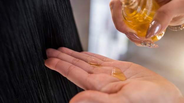 Wypadają ci włosy? Ten niedoceniany olej z kuchni..