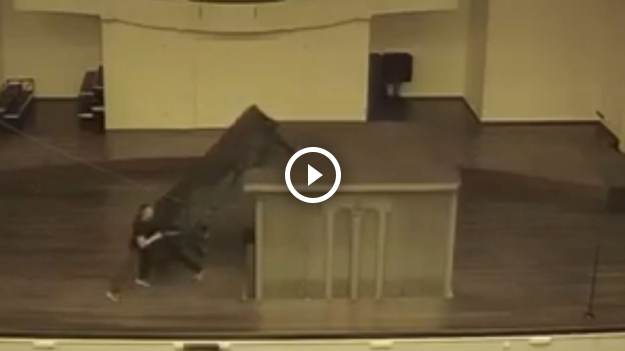 RMF Extra: Fortepian spadł z windy na scenę. Wypadek w poznańskiej Akademii Muzycznej [WIDEO]