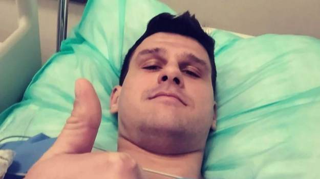 RMF Extra: Uczestnik "Goggleboxa" trafił do szpitala. Jakub Feliński doznał poważnej kontuzji