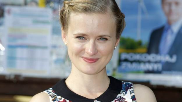 RMF Extra: Marta Chodorowska odsłania zgrabne nogi, pozując w krótkiej kreacji. Jak wygląda dziś Klaudia z "Rancza"?