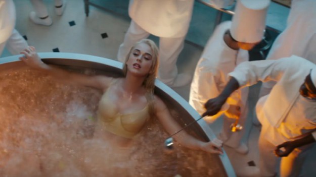 RMF Extra: Zmysłowy kanibalizm w teledysku "Bon Appetit" Katy Perry [18+]