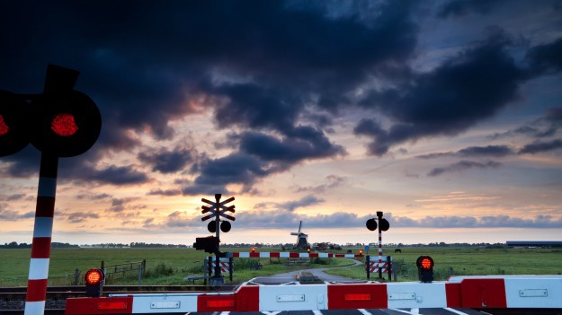 RMF Extra: Wjechał wprost pod pociąg na przejeździe kolejowym! Cudem uniknął śmierci!