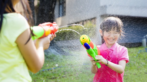 RMF Extra: Jak zrobić pistolet na wodę? Sprawdź łatwy sposób