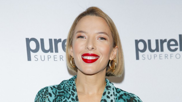 RMF Extra: Ewa Chodakowska pręży ciało przed wanną! "Jesteś jak rzeźba. Dzieło sztuki!" [FOTO]