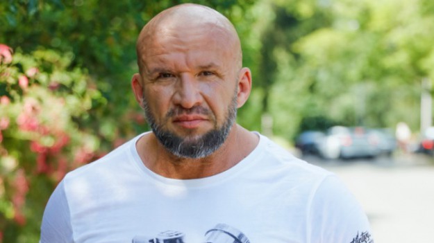 RMF Extra: Tomasz Oświeciński na zdjęciu sprzed lat jest nie do poznania! "Uwierzycie, że ten przystojniak z bujną grzywą to ja w wieku 21 lat"?