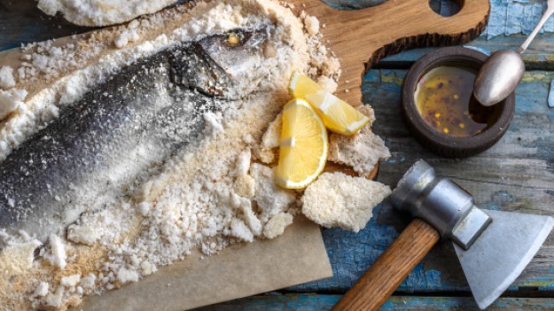 RMF Extra: Dorada pieczona w skorupce solnej z duszonym porem w białym winie i cytrynowym puree 