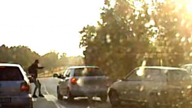 RMF Extra: Kolizja czterech aut na przejściu dla pieszych! Omal nie doszło do tragedii, w której mógł zginąć przechodzień [WIDEO]