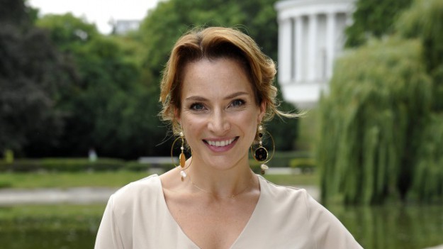 RMF Extra: Anna Dereszowska kusi głębokim dekoltem! Aktorka zniewala w drapieżnej sesji: "Niegrzecznie piękna" [FOTO]