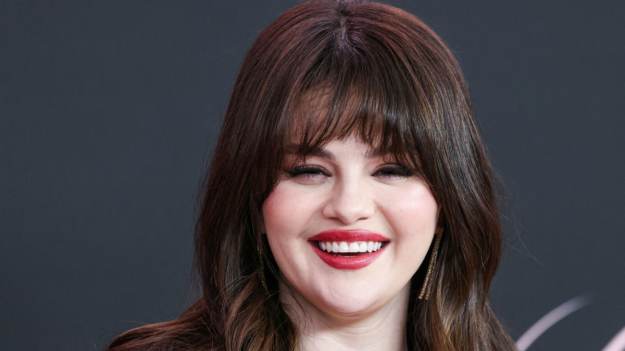 RMF Extra: Selena Gomez topless. Artystka pozuje w wannie