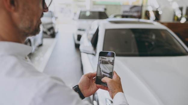 Dziś się zaczęło! Zaglądają przez szybę aut,..