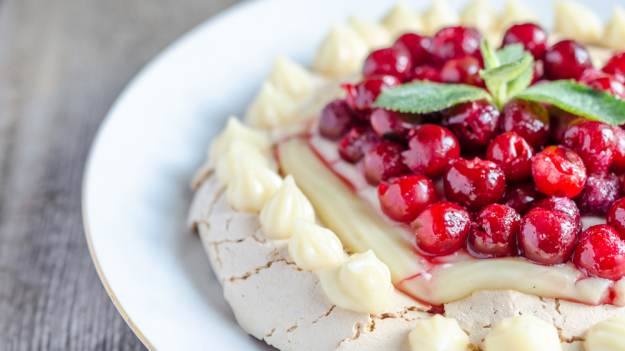 RMF Extra: Przepis na dietetyczną bezę z kremem i owocami. Jeden kawałek ma 39 kcal!