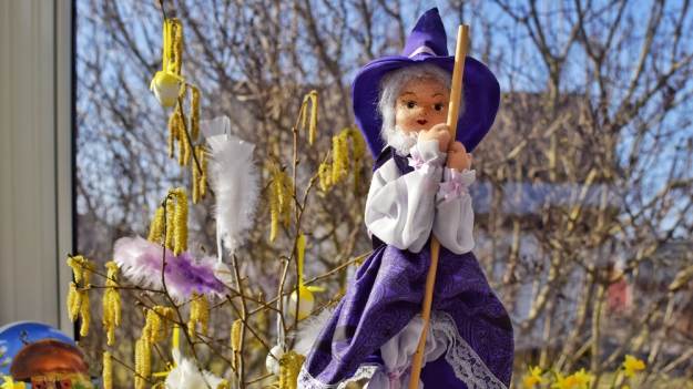 Rzucają czosnkiem, puszczają latawce, czytają..