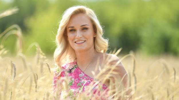 RMF Extra: Kamila z "Rolnik szuka żony" w czerwonej kreacji na weselu. Elżbieta Czabator nie mogła tego zostawić bez komentarza! [ZDJĘCIE]