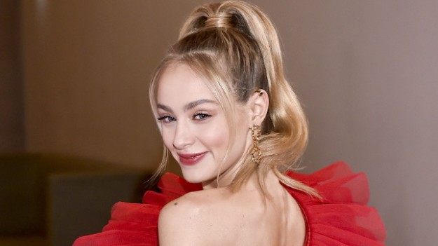 RMF Extra: Wiktoria Gąsiewska zasłania piersi luźną marynarką. Aktorka pokazała się w intrygującym wydaniu! [ZDJĘCIA]