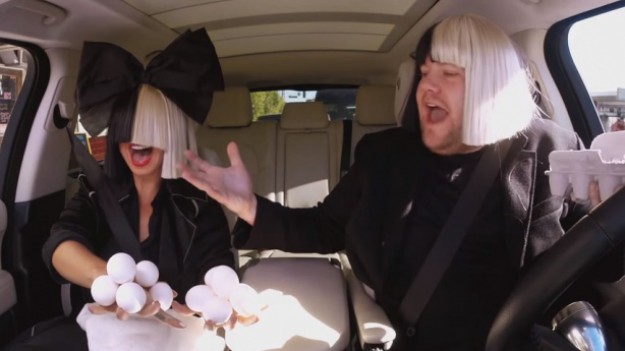 RMF Extra: Sia w rozśpiewanym samochodzie Jamesa Cordena