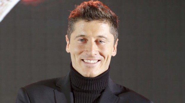 RMF Extra: Robert Lewandowski na uroczym zdjęciu z córką. Klara pomagała mu podpisywać zdjęcia!