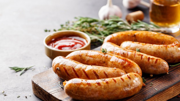 RMF Extra: GIS ostrzega przed kiełbaskami na grilla z Auchan. Sklep wycofuje partię produktu