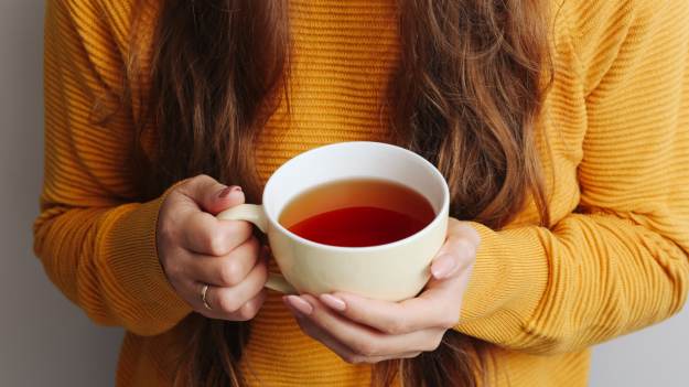 RMF Extra: Naukowcy alarmują: W tym napoju jest najwyższe stężenie mikroplastików. Pijesz go codziennie!