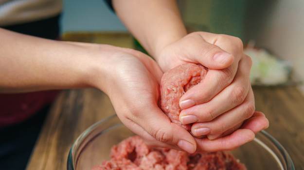 RMF Extra: Czy trzeba myć mięso mielone? Wiele osób o tym nie wie!