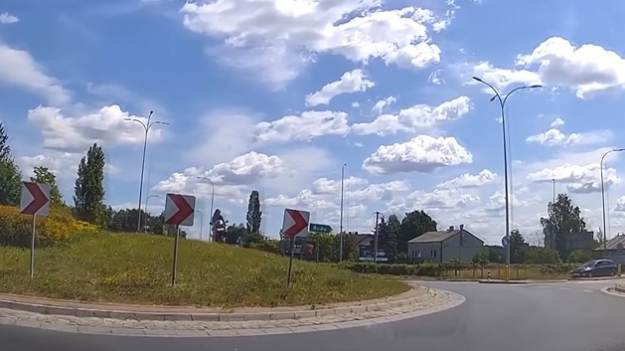 RMF Extra: Przejechał przez środek ronda i uderzył w jadący samochód. Motocyklista był pijany... [WIDEO]