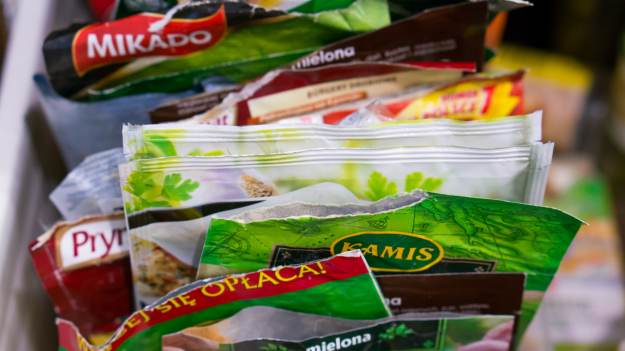 RMF Extra: Ten błąd popełnia większość Polaków. Torebek po przyprawach nie powinno się wyrzucać do tego kosza!