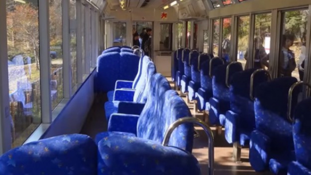 RMF Extra: Pociąg z siedzeniami w stronę okien hitem Internetu. Gdzie kursuje?