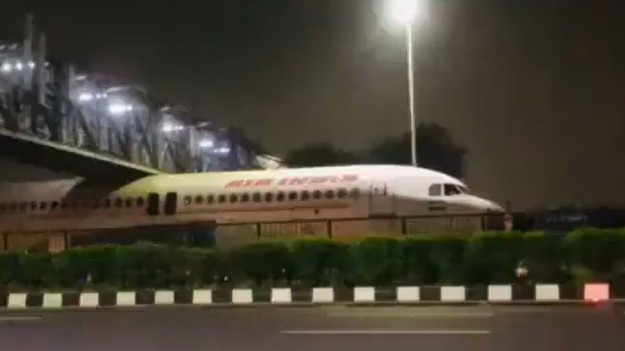 RMF Extra: Samolot utknął pod wiaduktem w centrum miasta! Linia lotnicza wydała oświadczenie [WIDEO]