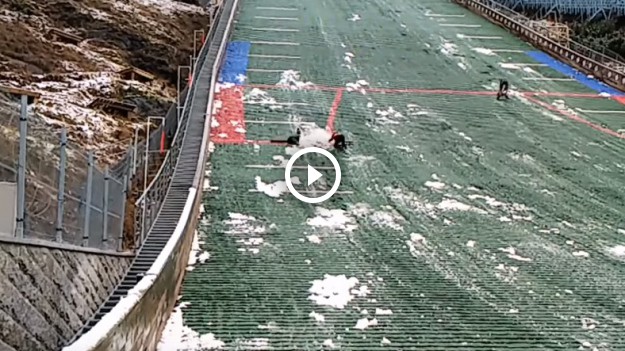 RMF Extra: Adam Małysz odśnieża skocznię własnym ciałem. Skoczek pochwalił się nagraniem w sieci [WIDEO]