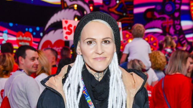 RMF Extra: Agnieszka Chylińska zdjęła dredy i przeszła metamorfozę. Ma krótkie, siwe włosy
