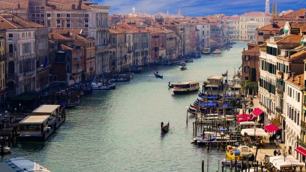 RMF Extra: Wenecja walczy z natłokiem turystów: Mandat za siedzenie na schodach?