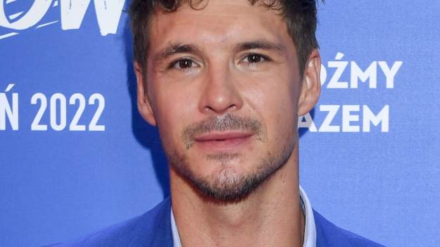 RMF Extra: Mikołaj Roznerski na zdjęciu z koleżanką z planu "M jak miłość". "Żenada" - napisała z internautek. Odpowiedział! 