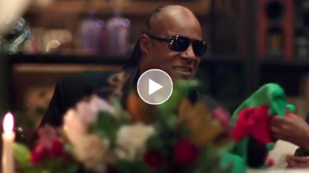 RMF Extra: Świąteczny prezent od Apple: Stevie Wonder i Andra Day w "Someday At Christmas"