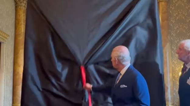 RMF Extra: "Wygląda, jakby kąpał się we krwi". Burza po odsłonięciu portretu Karola III