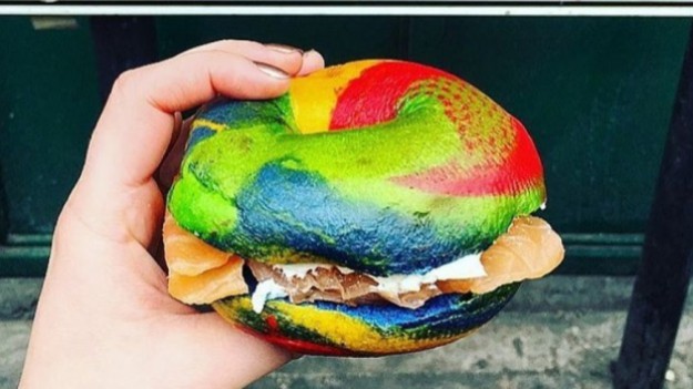 RMF Extra: Nowy trend kulinarny: tęczowe bajgle podbijają Europę!