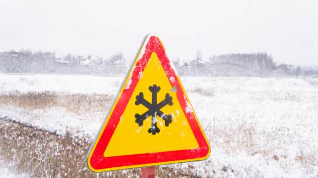 RMF Extra: Opady marznące. IMGW wydał ostrzeżenia drugiego stopnia. Na drogach będzie ślisko!