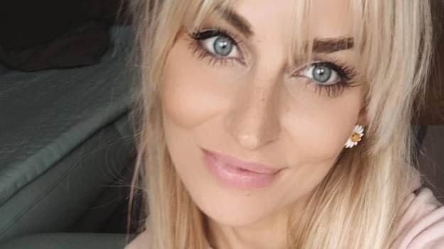 RMF Extra: Anita ze "ŚOPW" pozuje w mini... na blacie! Reakcja jej męża mówi wiele [FOTO]