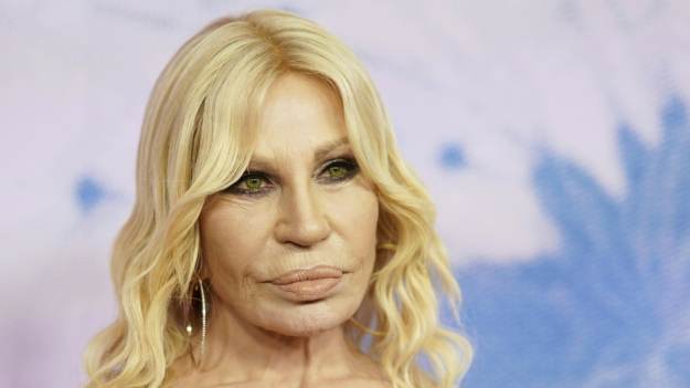 RMF Extra: 70-letnia Donatella Versace zaskakuje „nową twarzą”. Niejedna kobieta chciałaby tak wyglądać! 