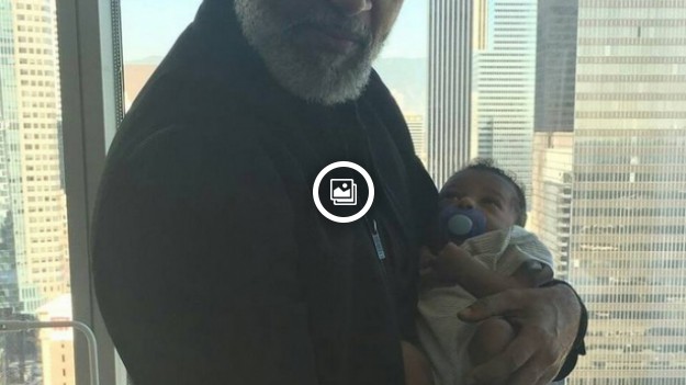 RMF Extra: "Gorący dziadek" podbija Internet. Kochają się w nim nie tylko babcie!