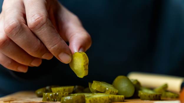 RMF Extra: Tych produktów unikaj przy nadciśnieniu! Z pozoru niewinne, a mogą zniszczyć zdrowie