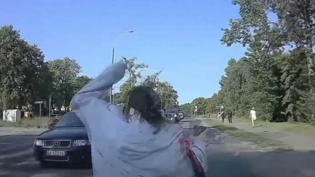 RMF Extra: Dziewczynka wbiegła pod samochód na czerwonym świetle! "Oby to była nauczka na całe życie" [WIDEO]