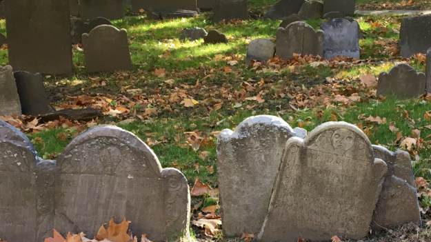 RMF Extra: Zakazane tradycje na grobach. Czego Kościół dawniej nie tolerował w Dzień Wszystkich Świętych?