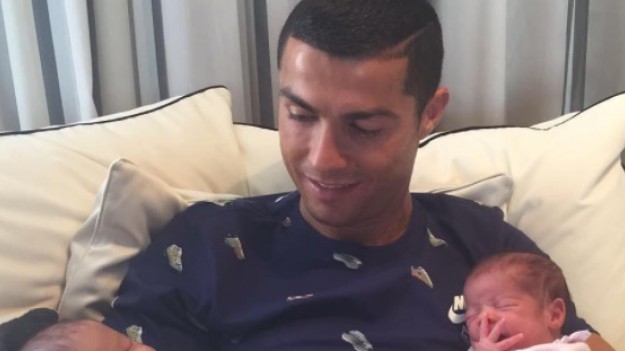 RMF Extra: Cristiano Ronaldo pokazał zdjęcie bliźniąt! "Dwie nowe miłości mojego życia"